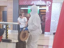 Masker Langka, Orang-orang Pakai Jas Hujan sampai Topeng