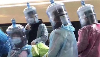 Kelangkaan masker di berbagai belahan dunia, membuat orang-orang memutar otak untuk melindungi diri mereka dari paparan virus corona. Salah satunya dengan memanfaatkan barang di sekitar, yaitu galon yang dimodifikasi. Foto: Bored Panda