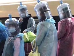 Masker Langka, Orang-orang Pakai Jas Hujan sampai Topeng