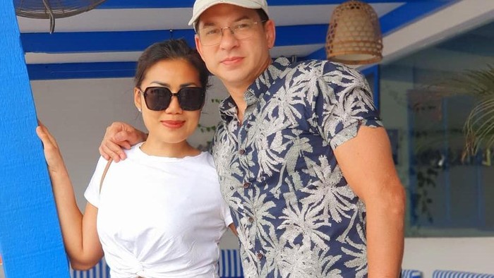 Ari Wibowo dan istri, Inge Anugrah