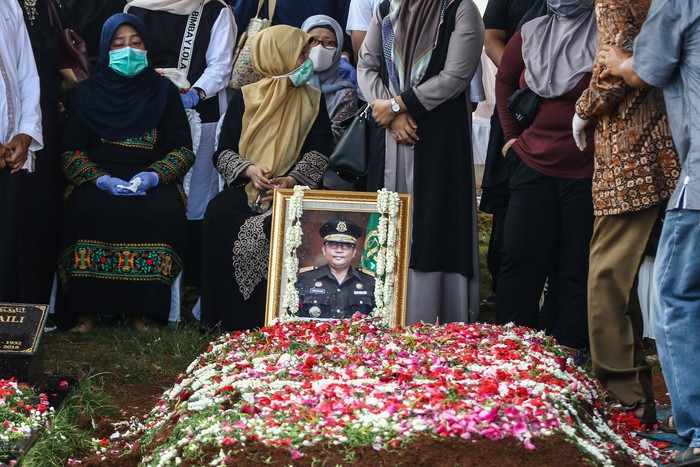 PEMAKAMAN WAKIL JAKSA AGUNG Kerabat memegang foto Almarhum Wakil Jaksa Agung Arminsyah saat pemakaman di Tempat Pemakaman Umum (TPU) Pedongkelan, Jakarta, Minggu (5/4/2020). Wakil Jaksa Agung Arminsyah meninggal dunia dalam kecelakaan yang terjadi di Tol Jagorawi kilometer 13 pada Sabtu (4/4/2020) pukul 14.25 WIB. ANTARA FOTO/Rivan Awal Lingga/aww.