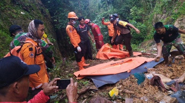 2 orang tewas tertimbun longsor di kaki Gunung Sanggabuana, Kabupaten Bogor
