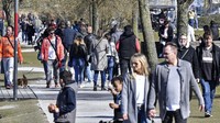 Meski pemerintah Jerman meminta warganya untuk menjaga jarak terkait penyebaran virus corona, namun sejumlah warga Dortmund tetap berkumpu menikmati akhir pekan. AP Photo/Martin Meissner.