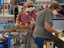 Masker Langka, Orang-orang Pakai Jas Hujan sampai Topeng