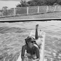 Influencer kelahiran Australia Natasha Oakley memutuskan untuk berisitirahat di sebuah vila mewah Palm Beach, New South Wales selama masa karantina. Tak jarang, ia pun memamerkan diri sedang jalan-jalan di pantai, berenang di kolam pribadi, dan bersantai di penginapan yang homey. Foto: Instagram @tashoakley