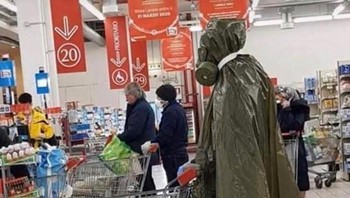 Rata-rata orang ke luar rumah untuk berbelanja karena kebutuhan di rumah stoknya habis. Orang ini sampai menutupi seluruh tubuhnya pakai jas hujan ponco. Foto: Bored Panda