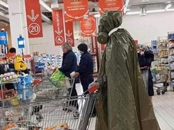 Masker Langka, Orang-orang Pakai Jas Hujan sampai Topeng