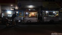 Kawasan pusat kuliner Pasar Lama di Kota Tangerang setiap harinya tidakpernah absen dari keramaian, apalagi kala malam Minggu tiba. Namun suasana berbeda terlihat jelas sejak virus corona melanda Indonesia.