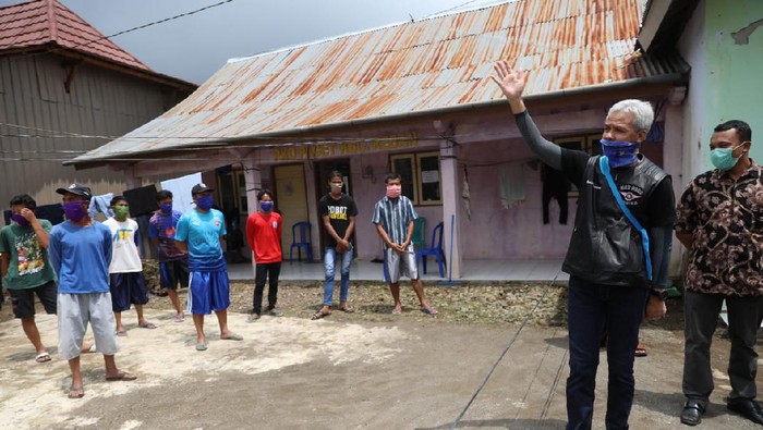 Gubernur Jateng Ganjar Pranowo menengok pemudik Kendal yang diisolasi desa