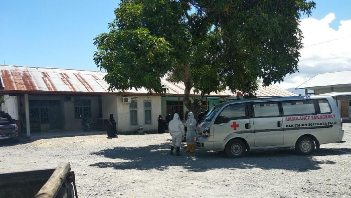 Istri pasien positif virus Corona yang meninggal dunia di Palu, Sulteng, dijemput tim medis.
