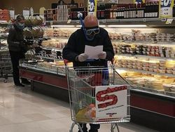 Masker Langka, Orang-orang Pakai Jas Hujan sampai Topeng