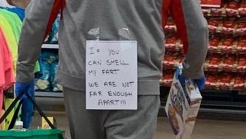 Masih mencium bau? artinya kalian belum jaga jarak. Foto: Bored Panda