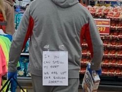 Masker Langka, Orang-orang Pakai Jas Hujan sampai Topeng