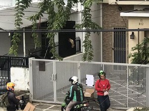 Inspiratif! Kisah Orang Tua yang Bagikan Makanan Warteg di Depan Rumah