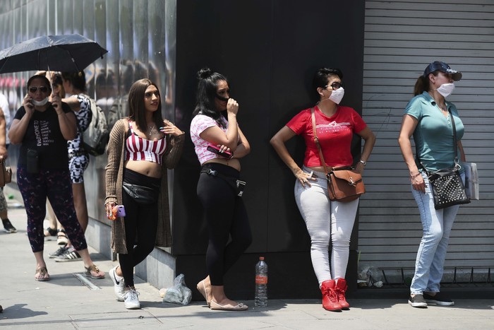 Potret Pekerja Sek di Meksiko Antre Tunjangan Pemerintah Kota Mexico City, Meksiko, memberikan insentif kepada para pekerja
seksual di kota tersebut agar mereka mau tinggal di rumah. Langkah ini untuk
mencegah penyebaran virus corona.