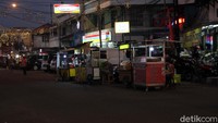 Untuk mencegah penyebaran virus corona sejumlah kebijakan diberlakukan, diantaranya adalah dilarang berkerumun dan di rumah saja serta patroli malam untuk menertibkan warga yang membandel.