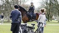 Hal sama juga terjadi di taman-taman di Hamburg. Polisi berkuda pun dikerahkan untuk meminta warga tidak berkumpul di taman. Markus Scholz/dpa via AP.