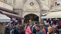 Grand Bazaar dinobatkan sebagai pasar tertua dan terluas di dunia. Pasar ini telah dibangun sejak tahun 1461 atas perintah Sultan Mehmed II, Raja Turki yang kala itu berkuasa. (Weka.gunawan/dTraveler)