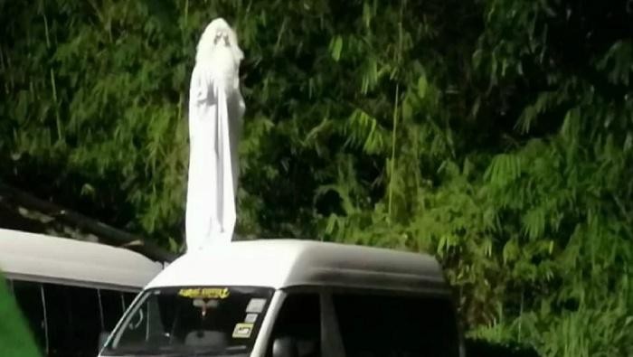 Pura-pura jadi hantu