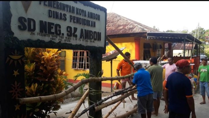 Warga di Ambon menolak sekolah di sekitar mereka dijadikan tempat isolasi.