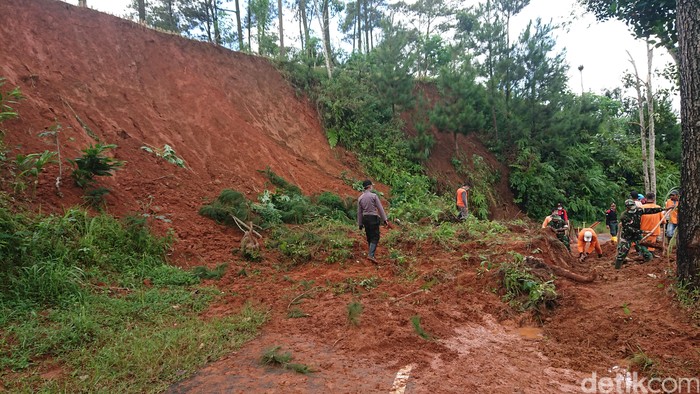 Jalan di Desa Surenlor yang menghubungkan Trenggalek-Bendungan longsor sepanjang 
25 meter. Akses lalu lintas pun terputus.