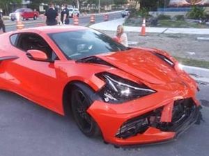 Duh, Baru Sehari Keluar Dealer, Mobil Sport Ini Ringsek karena Tabrakan
