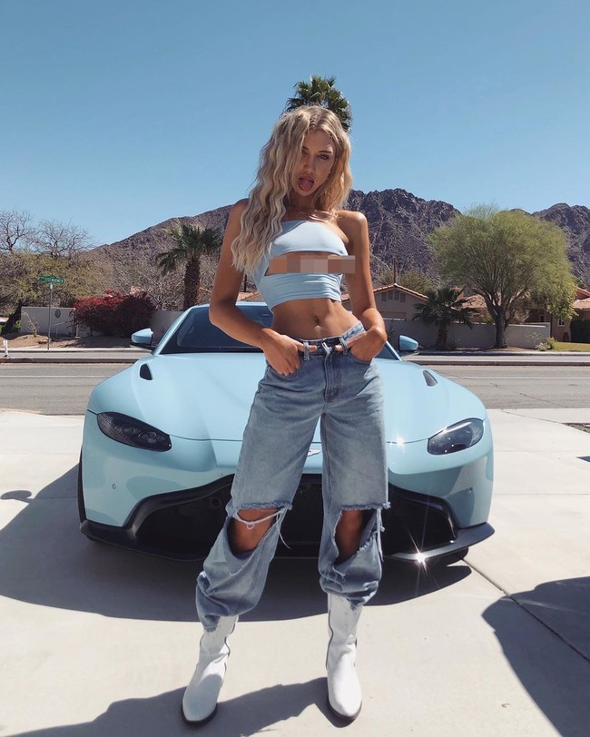 Model Gabby Epstein diketahui tengah tinggal di mansion cantik dengan seorang teman yang juga selebgram selama masa lockdown. Di Instagram, ia pun memamerkan diri sedang olahraga, sewa mobil mewah hingga nonton Netflix dengan nyaman. Masa karantinanya tak tampak membosankan. Foto: Instagram @gabbyepstein