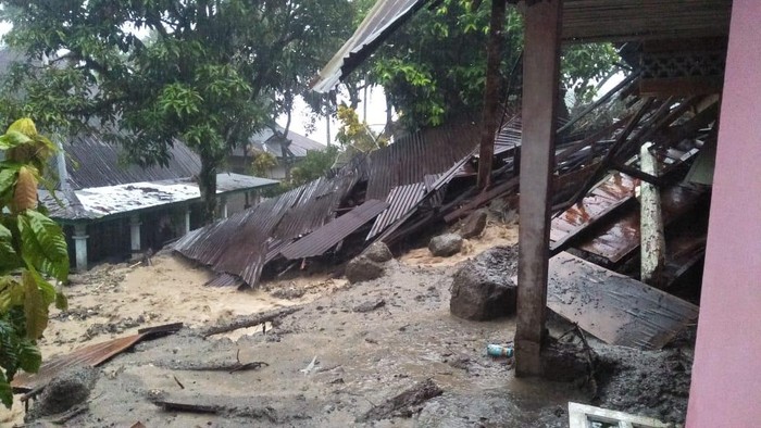 Longsor di Tanah Datar