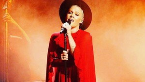 Pink menganggap penggemar yang secara acak memberikan keju Brie kepadanya saat ia bernyanyi di British Summer Time Festival di London pada 2023 agak menyebalkan. Apa-apaan ini, kata musisi itu, sambil meraih keju tersebut.Foto: Instagram