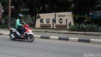 Hal yang sama juga terjadi pada Taman Kunci. Taman tersebut kini kosong dari pengunjung.