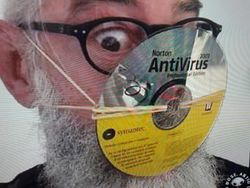 Masker Langka, Orang-orang Pakai Jas Hujan sampai Topeng