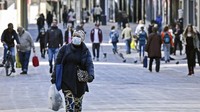 Jalan-jalan di Dortmund, juga masih ramai dengan warga. AP Photo/Martin Meissner. AP/Markus Scholz