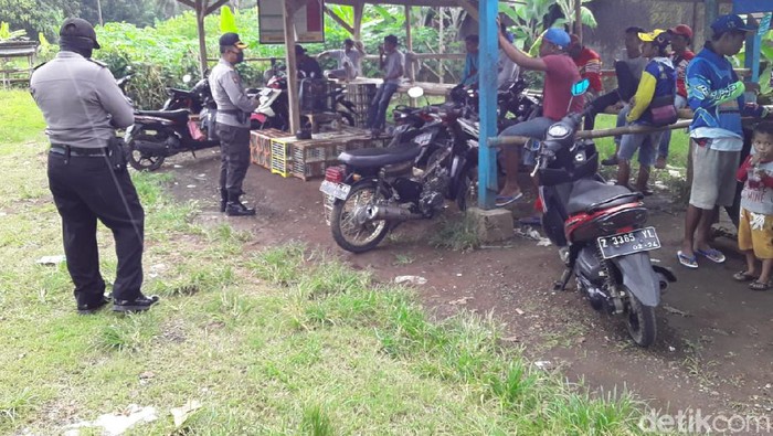 Polisi dan TNI bubarkan arena ketangkasan merpati di Bnajar
