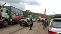 Akibatnya kemacetan terjadi sejak pukul 06.00 WIB pagi.
