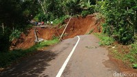  Akibat longsor tersebut akses warga dari kedua wilayah terputus.