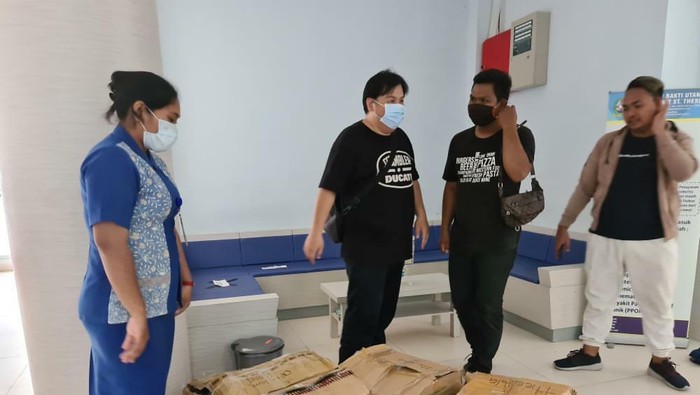 Warga Jambi berikan bantuan alat pelindung diri untuk tenaga medis.