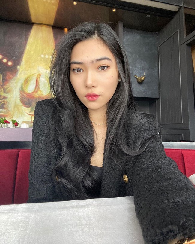 9. Isyana SarasvatiPenyanyi cantik Isyana Sarasvati memiliki segudang prestasi di dunia pendidikan. Ia mendapatkan beasiswa di Royal Collge of Music, London. Isyana pun lulus dengan status cum laude sekaligus mendapatkan penghargaan Embassy of Peru Awards.Foto: Instagram @isyanasarasvati