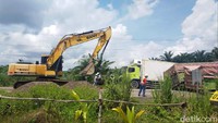 Camat Sungai Lilin, Emilya menyebut jika kemacetan terjadi sejak pukul 08.00 WIB. Sore ini kemacetan sudah lebih dari 5 KM dan baru ada satu truk yang dievakuasi. 