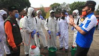 Sebelum melakukan tugasnya, Para petugas penyemprotkan disinfektan mendapatkan pengarahan dari Direktur Utama Turacon Wirasta Zainal Arifin (kanan) disaksikan oleh Gus Syahril selaku Ketua DPC NU Jakarta Timur, dilingkungan Cipinang Besar, Jakarta Timur. Foto: dok. DPC NU Jaktim