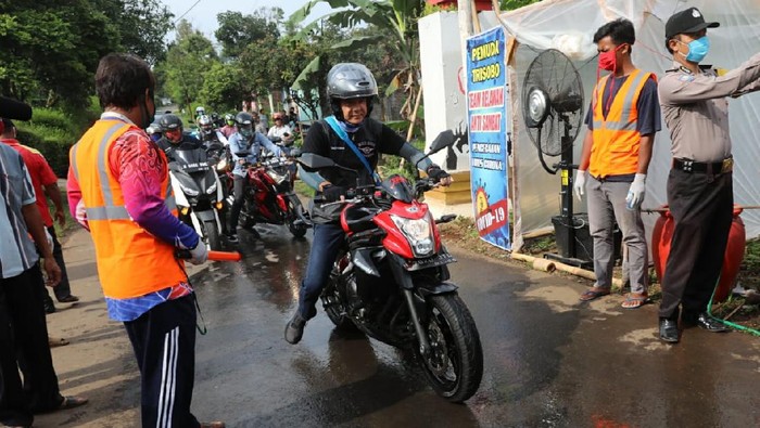 Gubernur Jateng Ganjar Pranowo menengok pemudik Kendal yang diisolasi desa