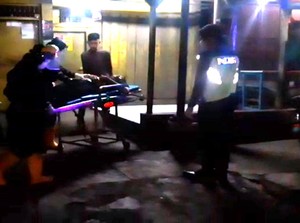 Petugas Pakai APD Evakuasi Pria Tiba-tiba Tergeletak di Sukabumi