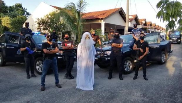 Pura-pura jadi hantu untuk mengusir remaja yang keluyuran saat masa lockdown
