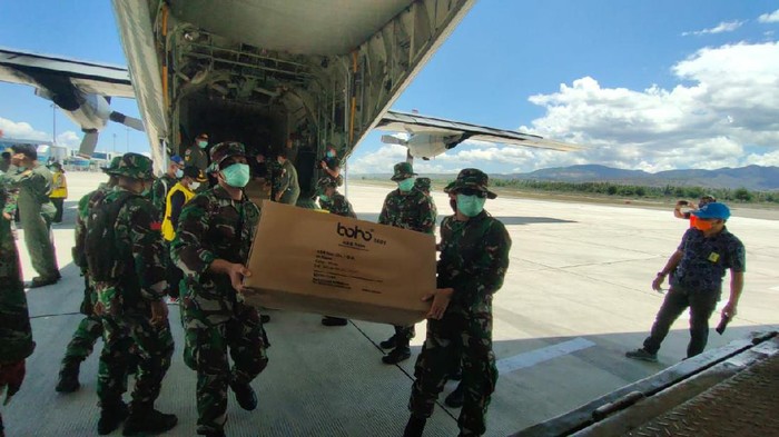 Bantuan APD dan masker yang diserahkan ke Pemprov Palu.