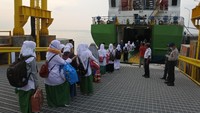 Sejumlah santri calon penumpang antre memasuki KMP Dharma Bahari Sumekar III di area Pelabuhan Jangkar, Situbondo, Jawa Timur, Sabtu (4/4/2020).