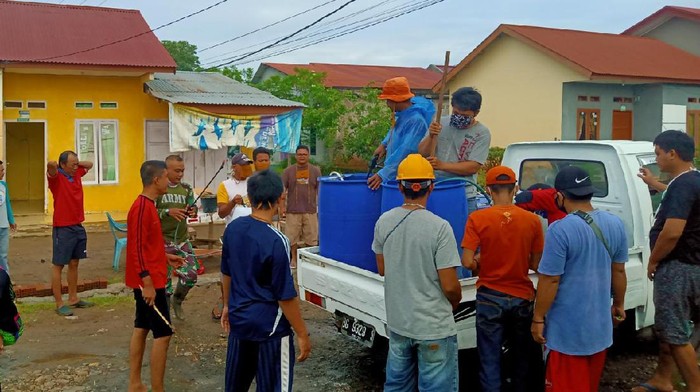 Warga Perumahan Graha Mas RT 28, Sungai Serut, Bengkulu, berinisiatif menyemprotkan disinfektan ke rumah-rumah.