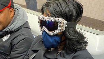 Muka boleh ketutup karena pakai masker kain, tapi jangan lupa sambil bergaya juga. Foto: Bored Panda