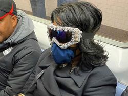 Masker Langka, Orang-orang Pakai Jas Hujan sampai Topeng