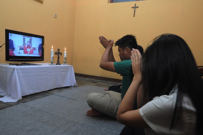 MISA MINGGU PALMA DI RUMAH Romo Y.R Edy Purwanto, Pr memimpin Misa Minggu Palma melalui media daring di Sawit, Boyolali, Jawa Tengah, Sabtu (4/4/2020). Meskipun ditengah situasi wabah virus COVID-19, umat Katolik di Indonesia tetap merayakan Minggu Palma dirumah dengan menggunakan media daring. Perayaan tersebut merupakan awal pekan suci umat Katolik sedunia untuk menyambut Paskah. ANTARA FOTO/Aloysius Jarot Nugroho/hp.