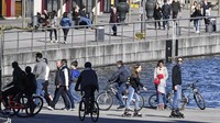Sejumlah warga Jerman menikmati akhir pekan di Danau Phoenix, Dortmund, Jerman, Sabtu (4/4) waktu setempat. Meski pemerintah Jerman meminta warganya untuk menjaga jarak terkait penyebaran virus corona.