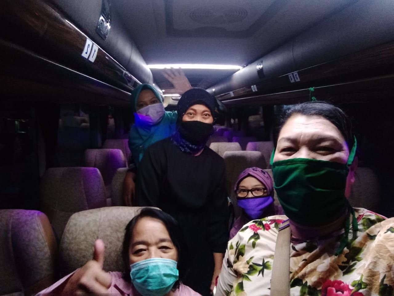 Tenaga medis naik bus dari PELNI. 